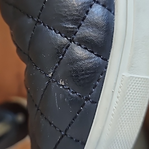 Steve Madden quilted size 10 shoes. Used condition but overall still great! - Picture 10 of 10